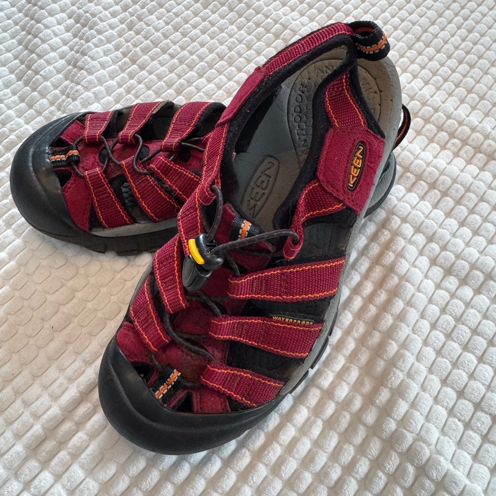 KEEN Red Water shoes - size 6.5